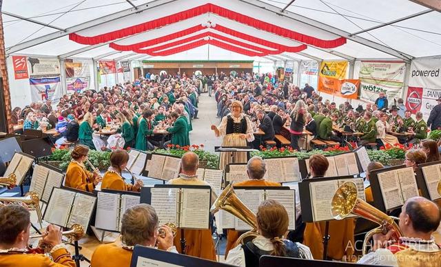 Frauen als Dirigentinnen sind noch immer in der Minderzahl. Bei der Musikapelle Nesselwängle ist das anders. Hier hören alle auf das Kommando von Ramona Rief. | Foto: privat