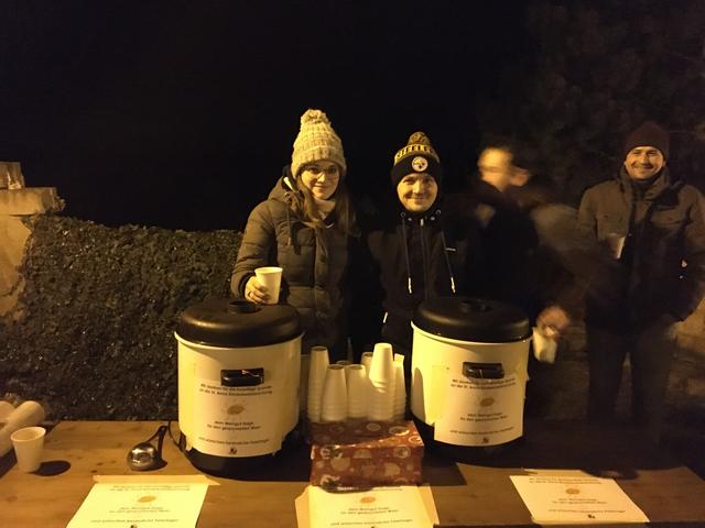 Mitglieder der Jugend Nappersdorf beim Glühwein Ausschank.