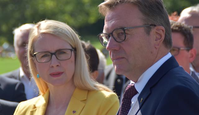 Ministerin Margarete Schramböck und LH Günther Platter beim Wahlkampfauftakt in Innsbruck.