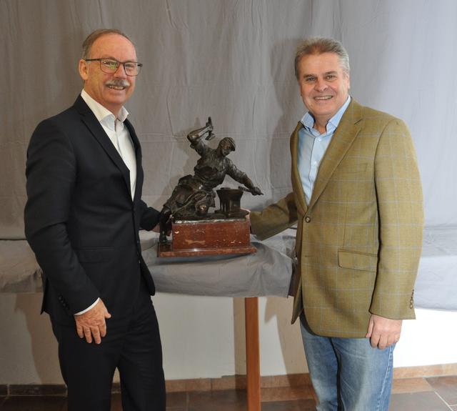 Bürgermeister Gerald Hackl (links) und Kultur-Referent Stadtrat Gunter Mayrhofer mit dem Schmied.  | Foto: Magistrat Steyr