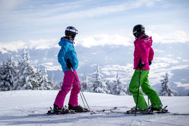 Ab auf die Piste: Im Familienskigebiet Grebenzen warten 25 Pistenkilometer und Skirouten auf euch!