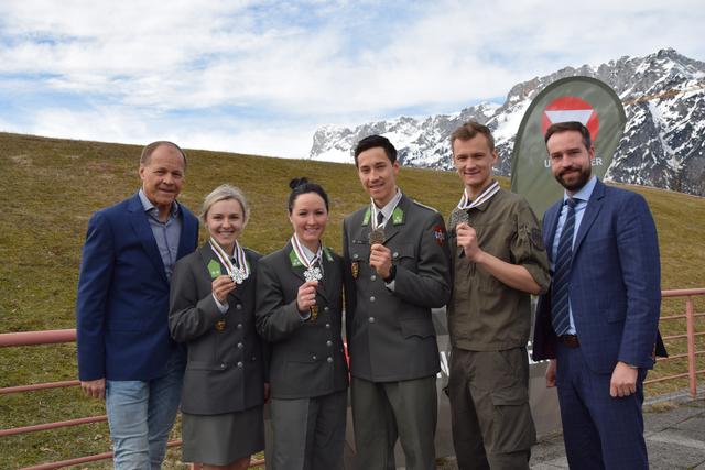 Salzburg ist stolz auf die Medaillengewinner der Ski-WM in Seefeld. Im Bild: LR Stefan Schnöll und Wolfgang Becker (Direktor Sportzentrum Rif) mit Chiara Hölzl, Jaqueline Seifriedsberger, Mario Seidl und Daniel Huber. | Foto: Land Salzhurg/Julia Schrammel