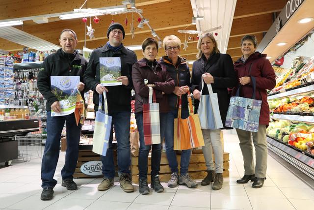 Betriebe und Vereine aus Virgen unterstützen „Plastik? Denk nach!“. V.l.: Werner Hanser (Adeg), Albin Mariacher (Gemeinde Virgen), Gretl Wurnitsch (Verein Dienst am Menschen), Beatrix Dichtl (Keramik Dichtl), Elke Obkircher (Bauernladen Virgen), Aloisia Altstätter (Verein Dienst am Menschen)