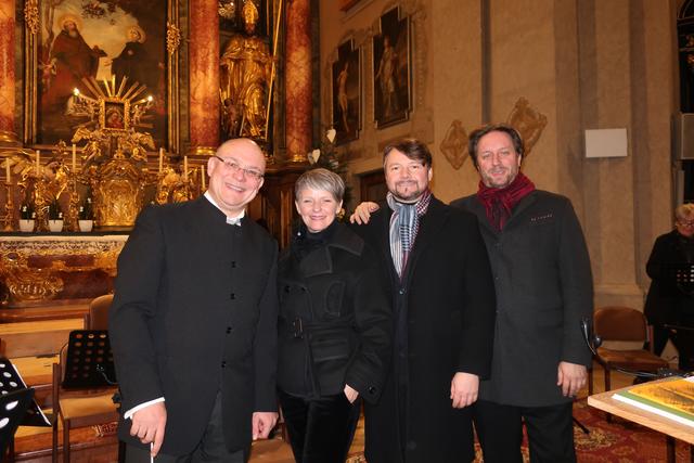Musikalische Leitung Wolfgang Horvath mit den Solisten Cornelia Horak, Gernot Heinrich und Markus Volpert. | Foto: Ingrid Ruf