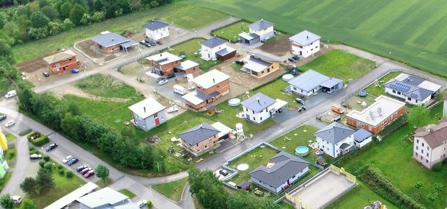 Luftbild von Krumfelden: Neben (rechts) der bestehenden kleinen Siedlung soll ein neuer Althofener Stadtteil entstehen | Foto: Stadtgemeinde Althofen