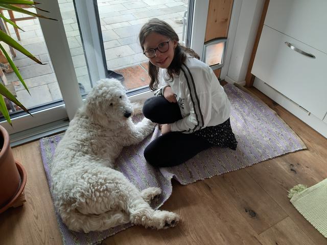 Elisa Kitzberger zu Weihnachten 2019. Da war Luna noch ein Jungwelpe in Ausbildung. Sie durfet schon einige Tage bei den Kitzbergers "schnuppern".  | Foto: Andrea Kitzberger