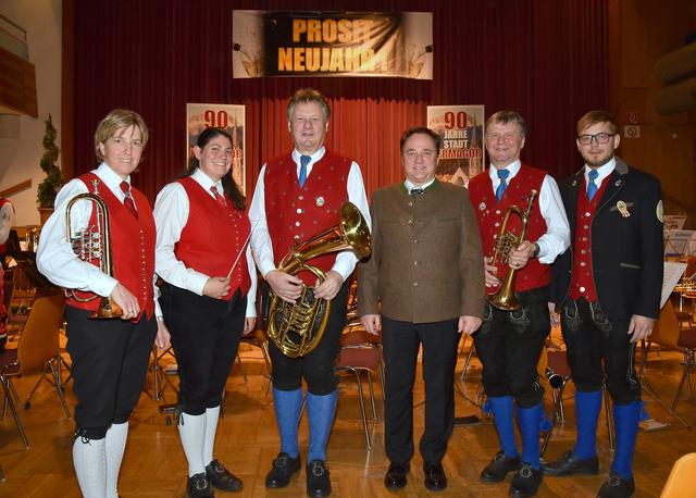 Bürgermeister Siegfried Ronacher und Vizebürgermeister Leopold Astner mit Christiane Regittnig-Zankl und Verena Grolitsch (Stadtkapelle Hermagor) sowie Nikolaus Astner sen und jun (Trachtenkapelle Wulfenia Tröpolach