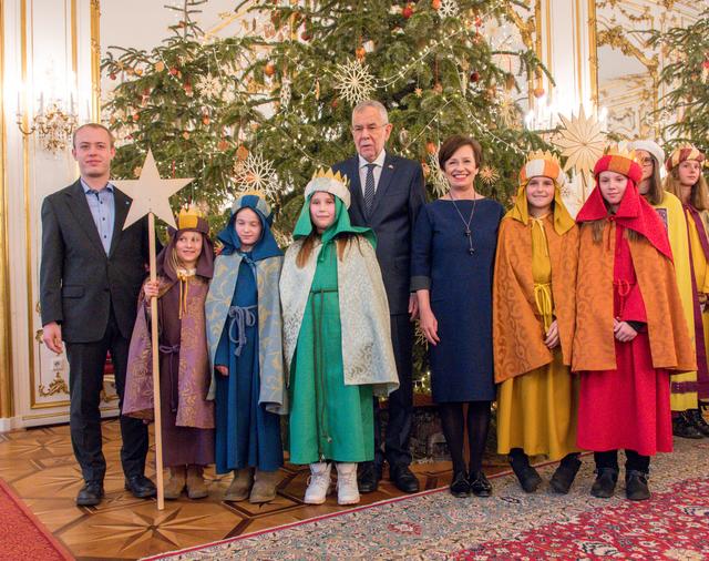 Die Sternsinger-Gruppe aus St. Peter am Wallersberg beim Empfang des Bundespräsidenten.