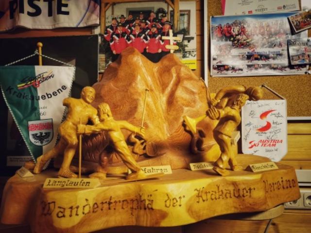 Neben Spaß am Sport und der Bewegung, Teamgeist und Freude geht es auch um diesen tollen Wanderpokal.