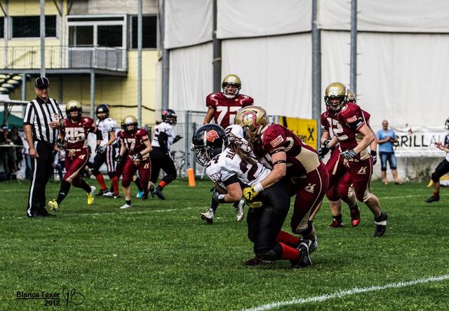 Lisa Ruetz (beim Angriff) ist leidenschaftliche Footballerin und spielt meistens in der Defensive oder als "Running Back".