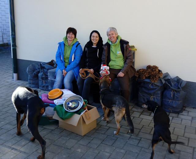 Unterstützung für die "Schnauzen-WG": Julia Partl (Fun der Nas), Sabine Egger (Schnauzen-WG) und Daniela Hummel (Fun der Nas).