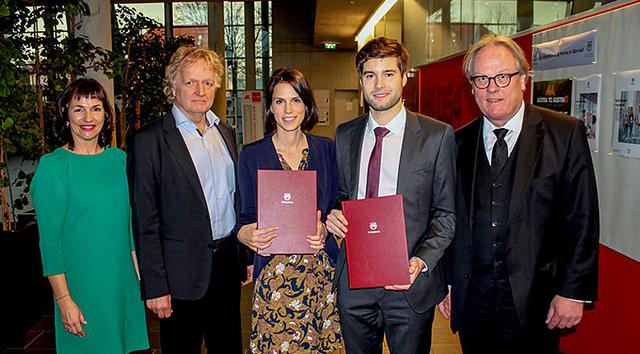 Eva Lienbacher und Fabian Knirsch haben die FH-Professur erhalten. Im Bild mit FH-Geschäftsführerin Doris Walter (li.), FH-Vizerektor Roald Steiner und FH-Rektor Gerhard Blechinger). | Foto: FH Salzburg