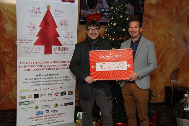 2.020 Euro konnten im Rahmen der Glücksbaum-Aktion an Stephan Spiegel (Geschäftsführer der Krebshilfe Salzburg) übergeben werden; am Foto bei der Spendenübergabe mit Daniel Haslinger (Marketing Casino Zell am See).