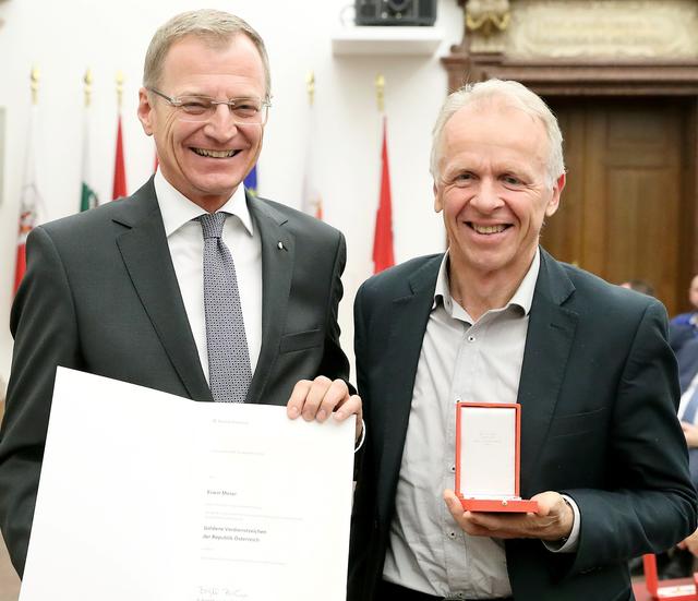 Erwin Moser (r.), ehemaliger Amtsleiter der Gemeinde Munderfing, erhielt für seine Dienste und sein hohes Engagement das Goldene Verdienstzeichen der Republik Österreich verliehen. Überreicht wurde es von Landeshauptmann Thomas Stelzer (l.). | Foto: Foto: Land OÖ