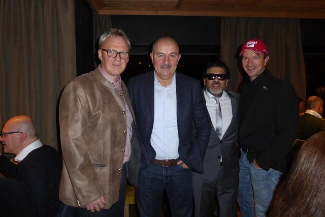 v.l.: The Voice Ralph Schader, Russlands Teamchef Stani Tschertschessow, Diego Maradona-Double Abi Atici und der Meister der Lüfte Alexander Pointner. | Foto: Sue