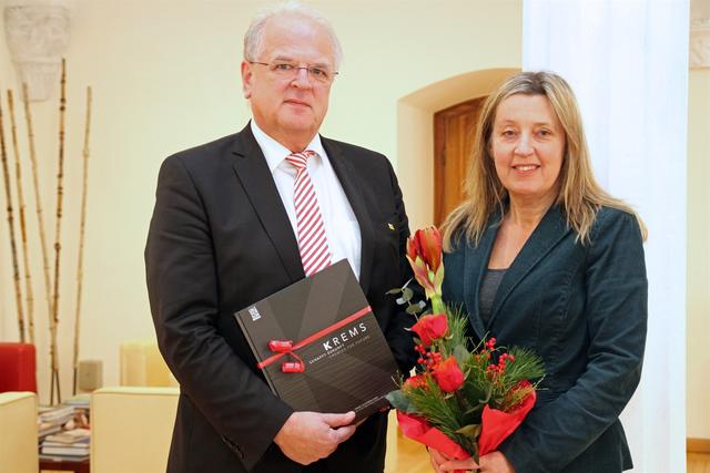 Bürgermeister Dr. Reinhard Resch bedankt sich bei Gabriela Hüther für ihren Einsatz um die Weiterentwicklung des Kremser Tourismus.