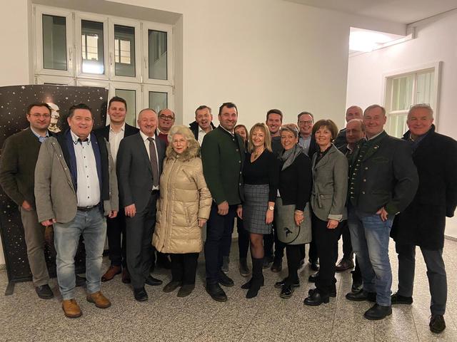 Pirching am traubenberg wo frauen kennenlernen. Stadt partnersuche aus Wiener neudorf frau sucht mann fr eine nacht. Reiterndorf treffen. Wilfersdorf Absam singles treffen - Singles kennenlernen aus bad