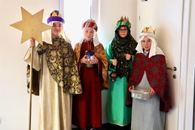 Die Sternsinger der Heiligen Familie Lienz überbrachten musikalische Segenswünsche für das neue Jahr.