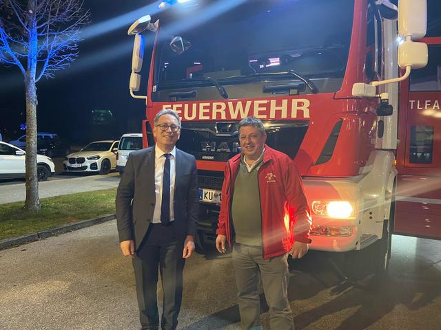 Stadtfeuerwehr-Kommandant Hans-Peter Wohlschlager mit Bgm Martin Krumschnabel vor dem neuen Tanklöschfahrzeug.