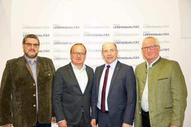 (v.l.n.r.) Bgm. Ludwig Huber, Bgm. Gerhard Wipplinger, LR Max Hiegelsberger und Bgm. Josef Högl | Foto: Land OÖ