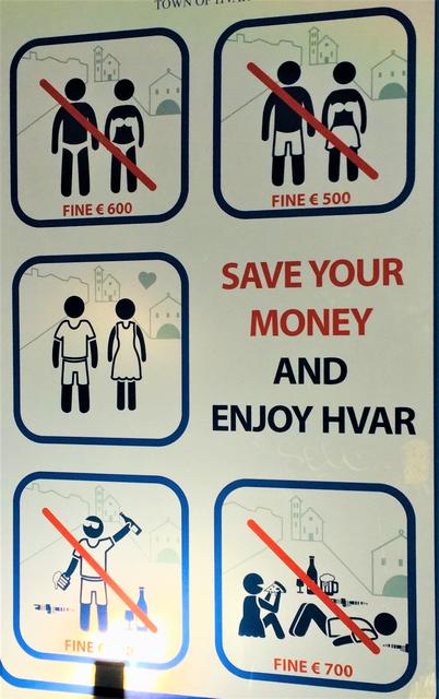 Spazieren im Bikini oder Badehose und auch Trinken auf öffentlichen Plätzen im Bereich der Stadt Hvar kann sehr teuer werden!