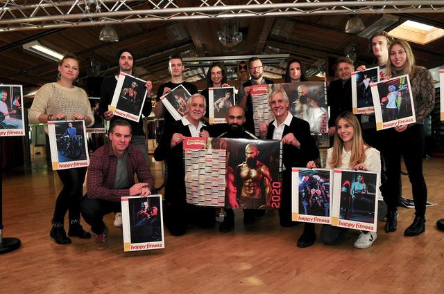 Die anwesenden Kalendermodells präsentierten mit den InitiatorInnen den sehenswerten Charitykalender. | Foto: Hassl