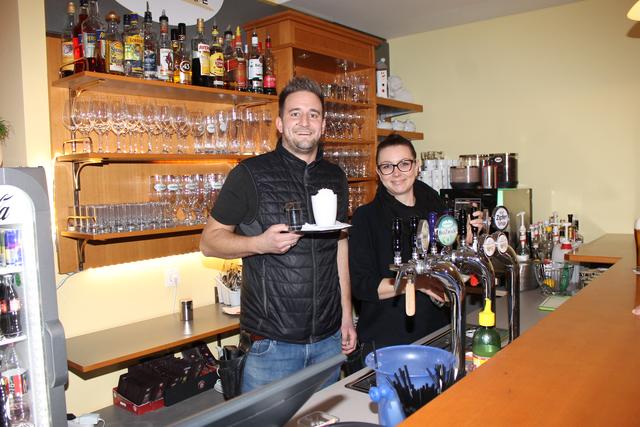 Simone und Jürgen Schütz werden in einem halben Jahr das neue Lokal in Altenberg beziehen. | Foto: Gernot Fohler
