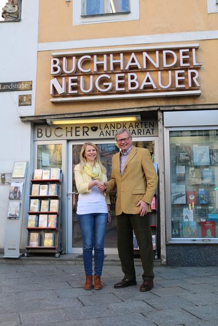 Melanie Hofinger und Walter Neugebauer vor der Buchhandlung Neugebauer am Taubenmarkt Linz. | Foto: Hofinger