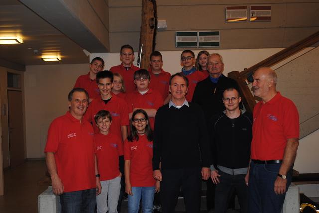 Die Schachjugend im neuen Outfit mit ihren Trainern, Sponsor Öhlinger und ASKÖ Obmann Hans Hinterer. | Foto: ASKÖ Bad Goisern