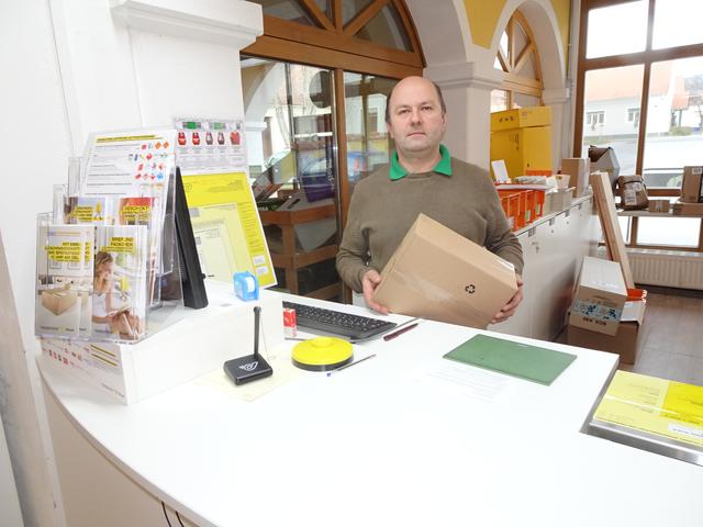 Kaufmann Bernhard Weber hat die Rudersdorfer Postpartnerstelle vom Gasthaus Antonyus übernommen. | Foto: Peter Sattler