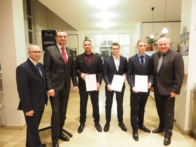 Feuerwehrkommandant-Stellv. Ing. Ernst Wolfgang, Feuerwehrkommandant Michael Berger, Lebensretter Nico Fröhlich, Lebensretter Nico Wailzer, Lebensretter Philipp Neuhold, Bürgermeister Ernst Wendl | Foto: Marktgemeinde Himberg