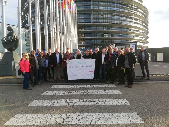 Eine Gruppe aus dem Salzkammergut spricht sich gegen die Abschiebung von Hashmat aus und setzte vor dem Europäischen Parlament in Straßburg ein Zeichen dafür.  | Foto: Privat