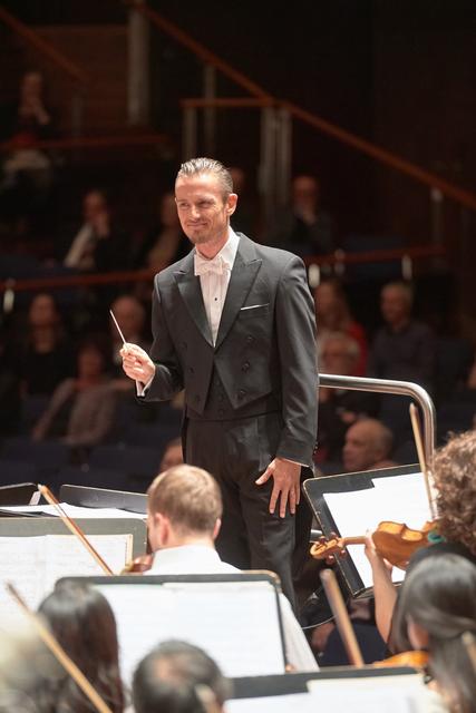 Ballsirenen lautet das Motto des traditionellen Neujahrskonzertes 2021 des Tiroler Symphonieorchesters Innsbruck. Das Konzertpublikum erwartet ein musikalischer Streifzug durch die Mythologie. Dirigiert wird das Festkonzert vom renommierten Londoner Dirigenten Alexander Shelley. | Foto: Tiroler Landestheater