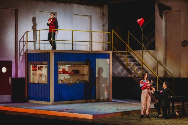 Nemorino (Jonathan Abernethy) ist in die allseits begehrte Adina (Benedetta Torre) verliebt und hat in der Form von Belcore (Mikołaj Trąbka) (v.l.) mit Konkurrenz zu kämpfen.