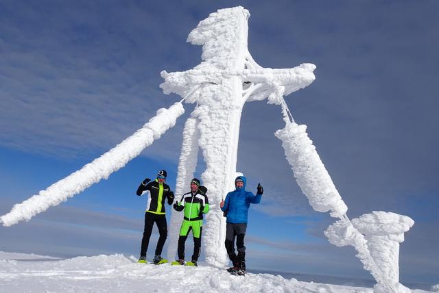 Alex, Robert und ich (von links) beim "Schnee-Gipfelkreuz" auf dem Göller, ein Traum!