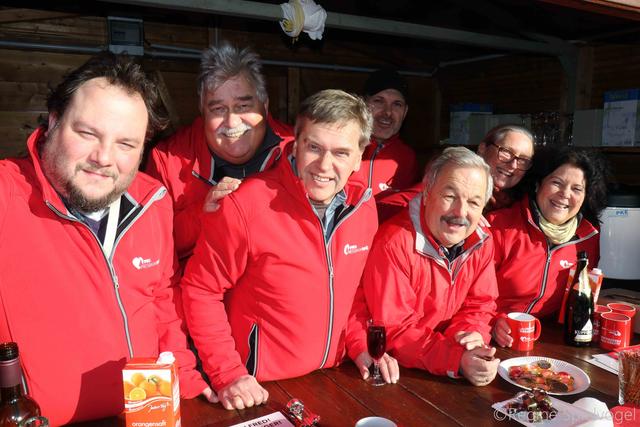 Herzlich wurden die Pressbaumer an der Sektbar der Pro Pressbaum SPÖ empfangen. Glühende Verfechter der sozialen Politik in Rot: GR Franz Alexander Langer, VizeBGM Alfred Gruber, StR Reinhard Scheiblreiter, GR Thomas Ded, GR Ing, Anton Strombach, Irene Futschik und StR Ingeborg Holzer.