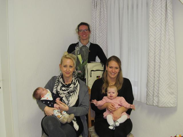 Marie und Michaela Kisling, Lea und Julia Stromeyer; Bürgermeisterin Karin Gorenzel.