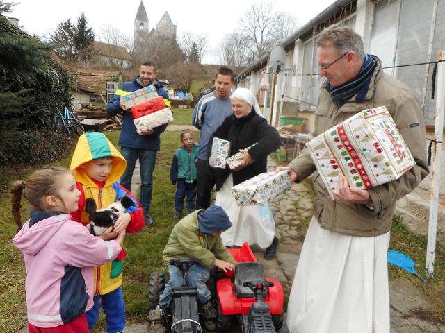 Während des Austeilens der Geschenke.