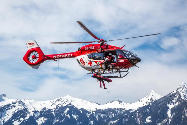 Wenn es direkt am Unfallort keine Landemöglichkeit gibt, kommt die in den ARA-Notarzthubschraubern fix angebaute Rettungswinde zum Einsatz. | Foto: ARA/Haefner