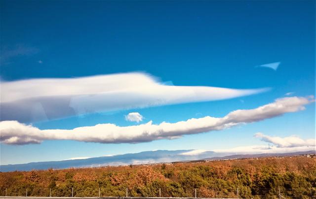 Hier fliegt nicht eine "Concorde", sondern die dalmatinische "Bora" zaubert wunderschöne, fantasievolle Gemälde aus weißen Wolken in den blauen Himmel!