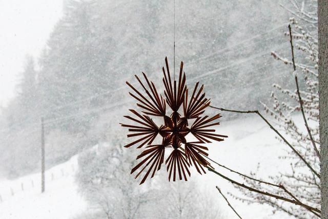 Ein Blick durch unser Küchenfenster am 24.12.2019 um 14 Uhr zeigte uns starken Schneefall. Hier hätte Hartlauer seine Schneewette verloren ;-)