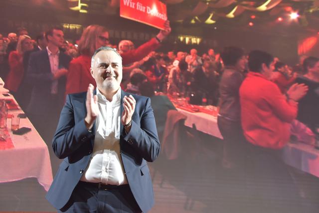 Großer Jubel um SPÖ-Spitzenkandidat Hans Peter Doskozil in der Oberwarter Messehalle. | Foto: Uchann