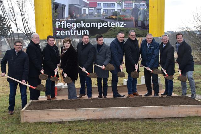 Der Spatenstich für das dreisprachige Pflegekompetenzzentrum in Schandorf ist erfolgt.