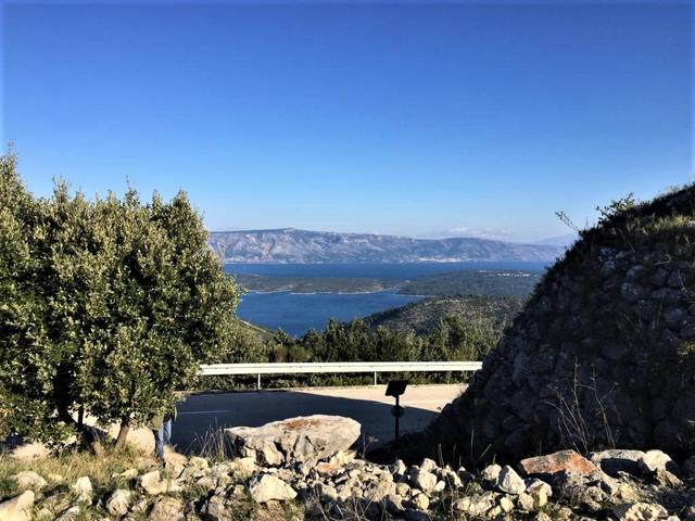 Gleich gegenüber von Hvar liegt die bekannte Insel "Brac!"
Sie ist mit einer Fläche von 395 km² die drittgrößte Insel an der Adria. Besonders beliebt ist sie vor allem bei sonnenhungrigen, aber auch bei naturverbundenen Urlaubern. Mit ihren goldgelben Sandstränden, dem leuchtend blauen Meer und dem angenehm mediterranen Klima bietet sie perfekte Voraussetzungen für Strandurlauber.
Idyllische und hügelige Felslandschaften sorgen aber auch bei Wanderern für ein unvergessliches Urlaubserlebnis.