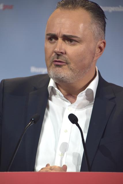 Hans Peter Doskozil kritisierte, dass die Partei 2006 auf Bundesebene den Fehler gemacht hat, zum Preis der Macht, eine Koalition einzugehen, die der SPÖ geschadet hat.