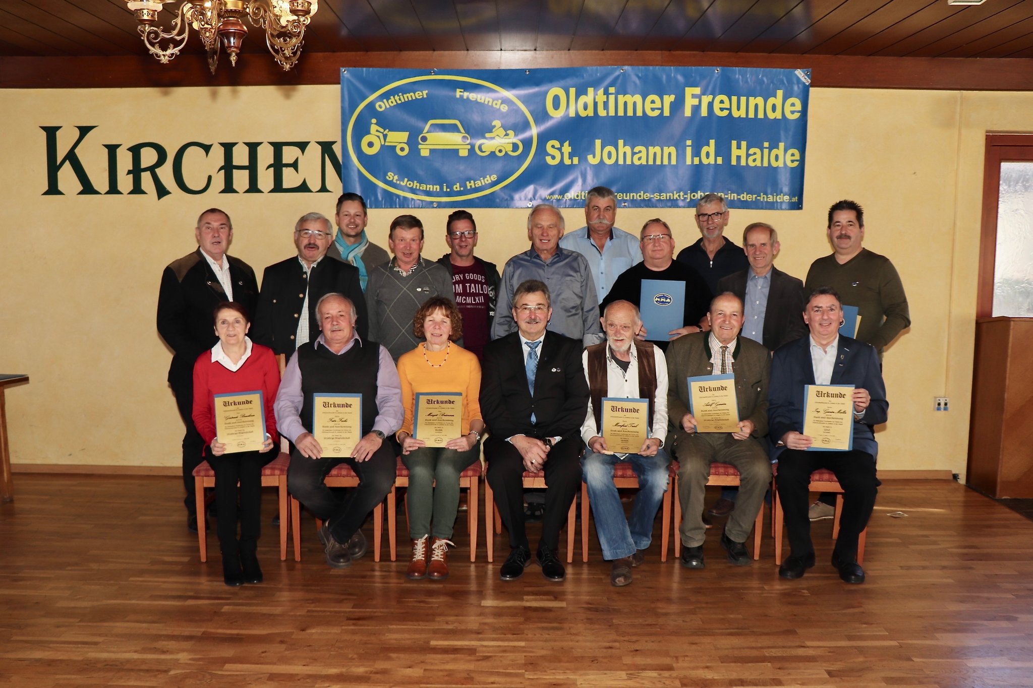 Die ausgezeichneten Mitglieder, darunter auch Bgm. Gnter Mller, und der neu gewhlte Vorstand der Oldtimerfreunde St. Johann, an der St. Johann in der Haide: Oldtimerfreunde starteten in das