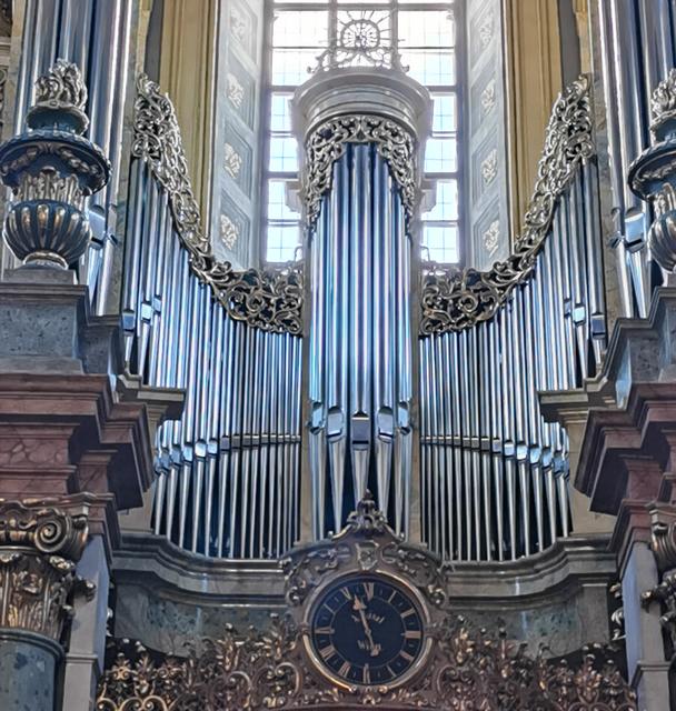 Orgel näher betrachtet.