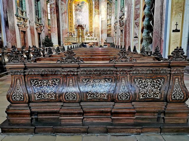 Prächtige Intarsien und Verzierungen an den Sitzreihen.