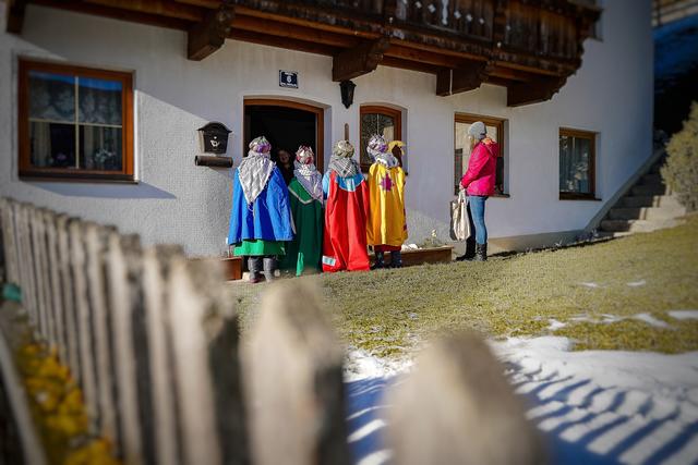 Sternsinger Unterwegs in Mühlbachl / Wipptal
https://shop.kameramann.eu | Foto: Andreas Felder, shop.kameramann.eu