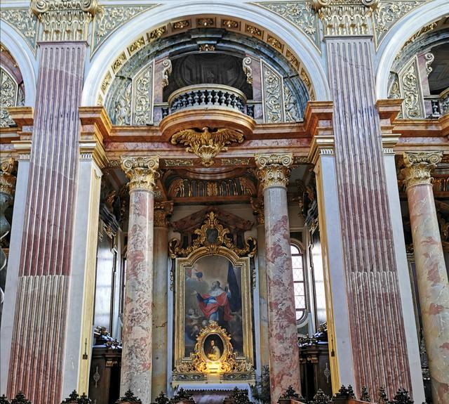 Ein weiterer Seitenaltar.